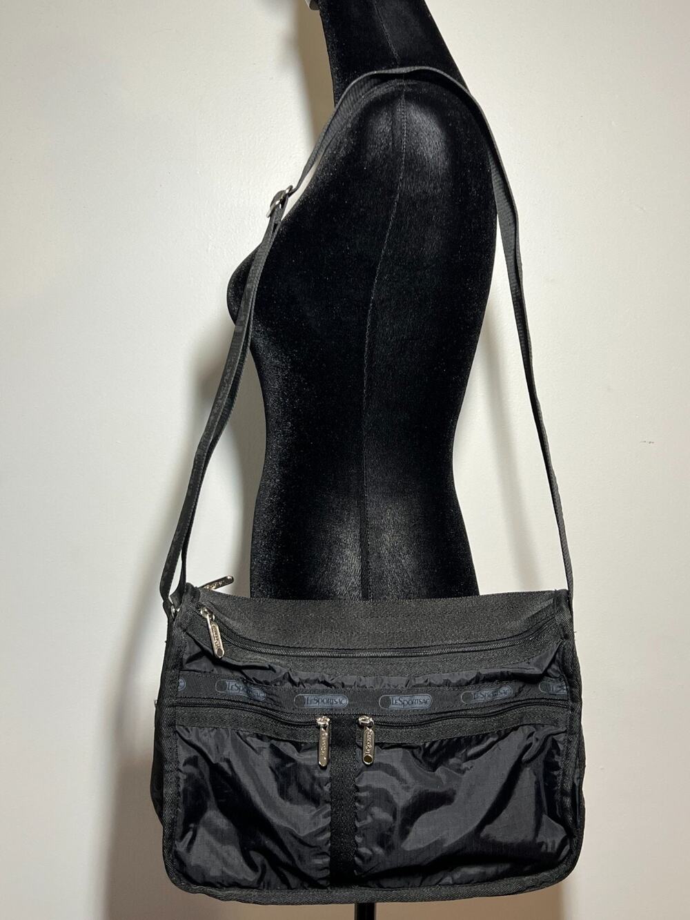 LeSportsac LN Black 6 Pocket Expandable Messenger Crossbody Bag Purse Travel